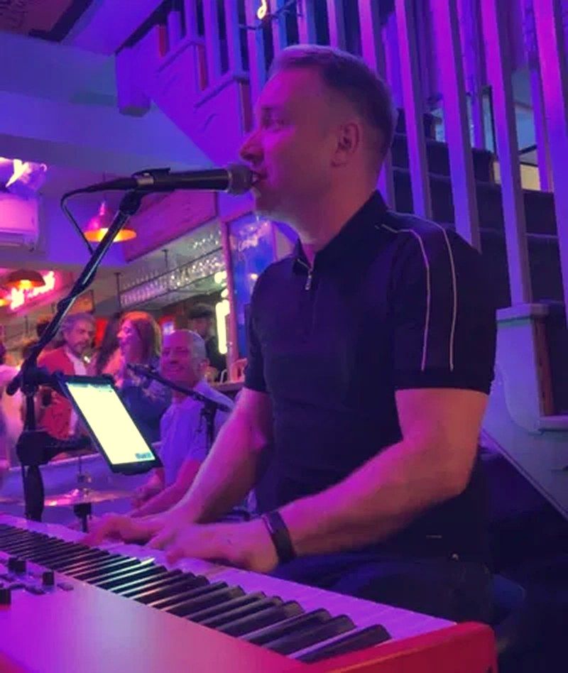 Carl Sinclair live at the keys at Fizzy Moon